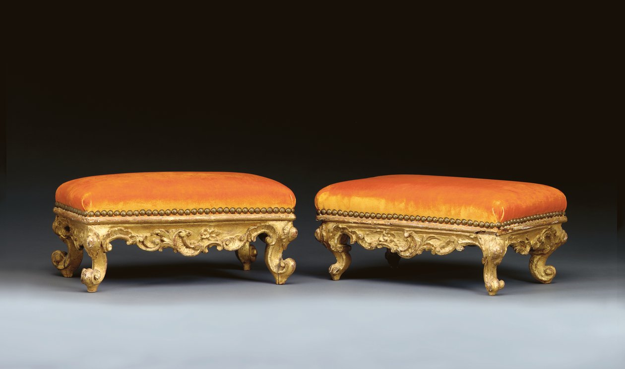 زوج متطابق من مساند الأقدام الإيطالية المصنوعة من خشب الروكوكو giltwood بواسطة المدرسة الايطالية