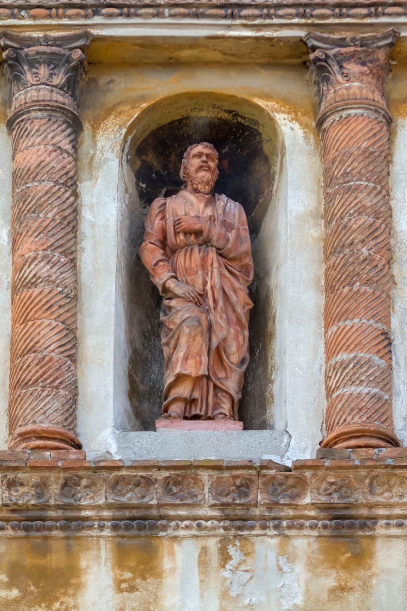 Figure of saint, terracotta statue in niche of Palazzo Valenti Gonzaga, called Casa Guerrina, in Fancellian style, Via Frattini 5, Mantua (UNESCO World Heritage List, 2008), Lombardy, Italy بواسطة المدرسة الايطالية