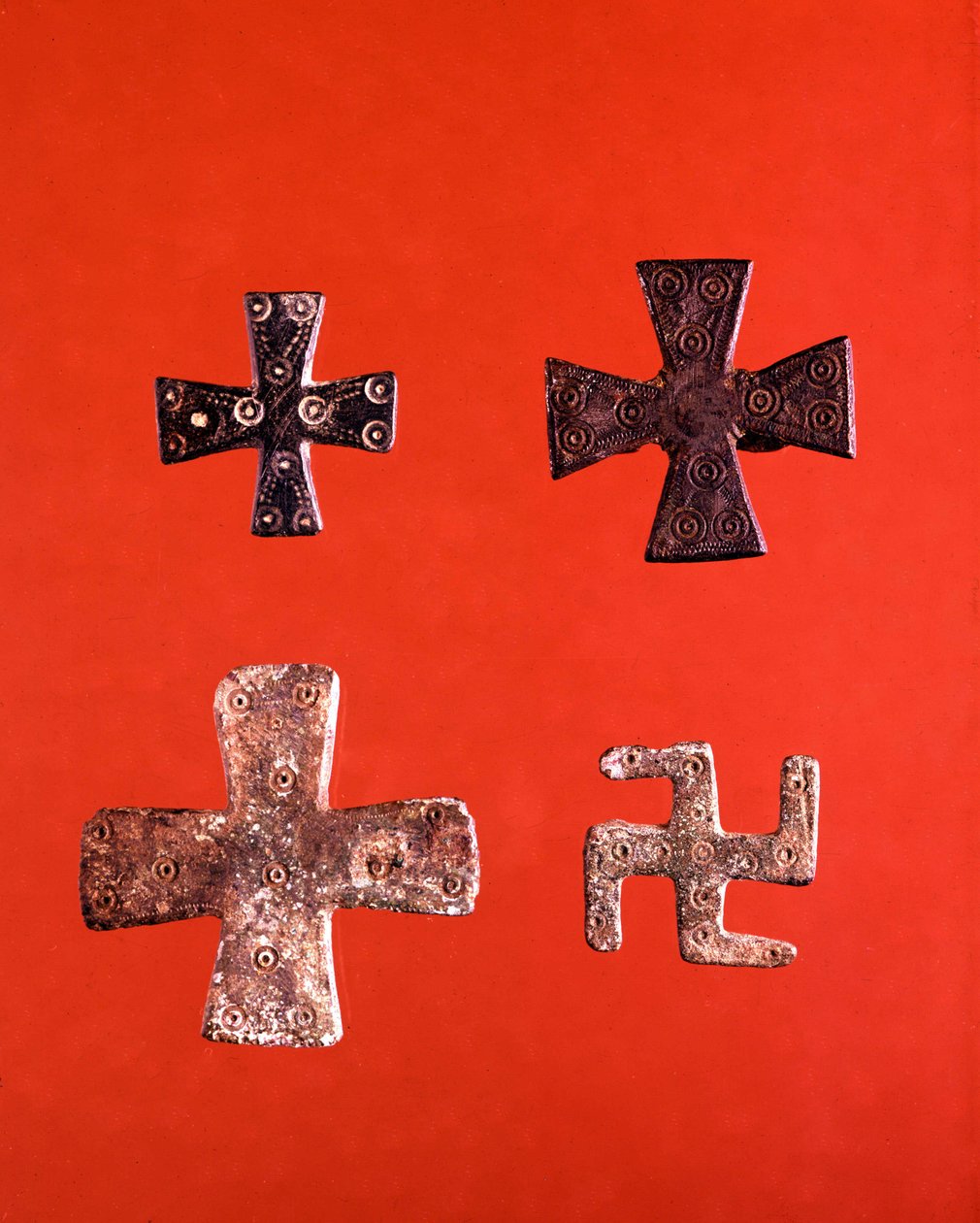 صلبان لومباردي في القرنين السادس والسابع. Museo di Cividale Friuli. بواسطة مدرسة لومبارد