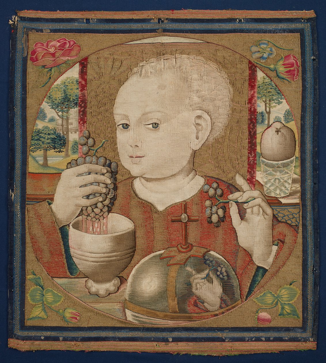 The Infant Christ Pressing the Wine of the Eucharist, c.1500 (linen warp, wool, silk & gilt weft yarns) بواسطة مدرسة هولندا