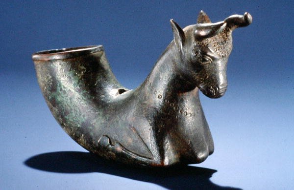 ثور بأرجل مطوية ، حوالي 550-330 قبل الميلاد (برونزي) بواسطة المدرسة الفارسية