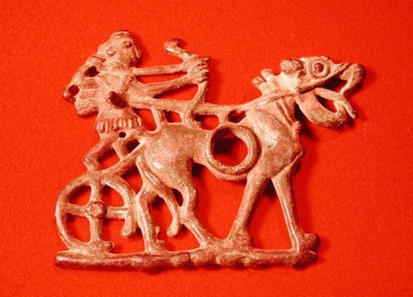قطعة حصان تصور صيادًا على عربته وهو يطلق قوسه ، حوالي 1200-700 قبل الميلاد (برونزي) بواسطة المدرسة الفارسية