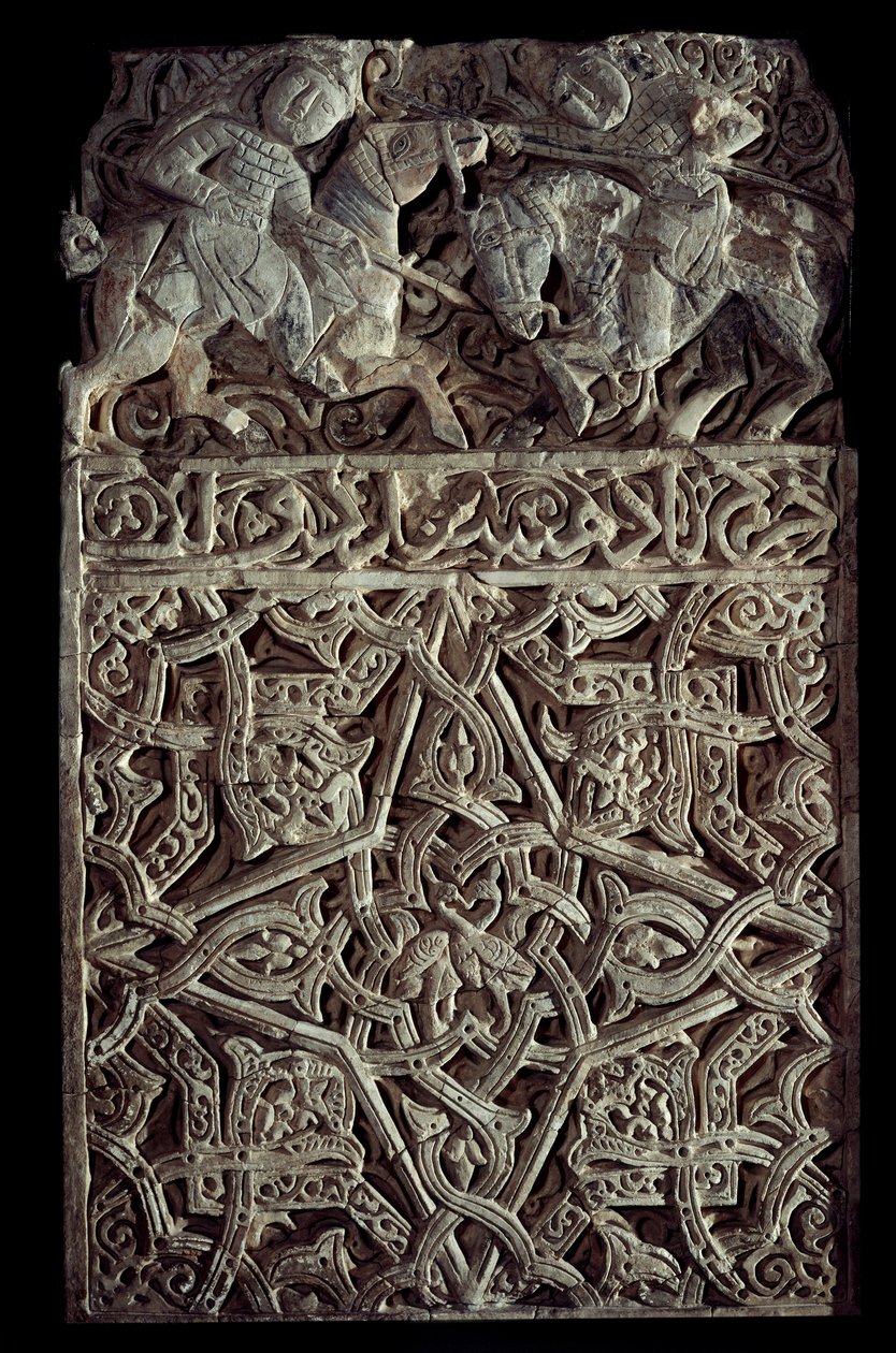 الفن الفارسي: لوحة من الجص تزين الأرابيسك وراكبان يتقاتلان. سياتل. متحف الفن بواسطة المدرسة الفارسية