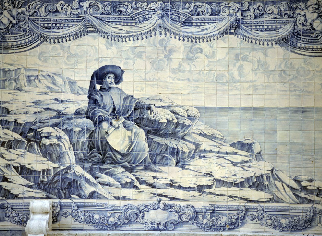 هنري الملاح ، جالسًا ، ينظر إلى البحر - أزوليجو من محيط لشبونة (سينترا). بواسطة المدرسة البرتغالية