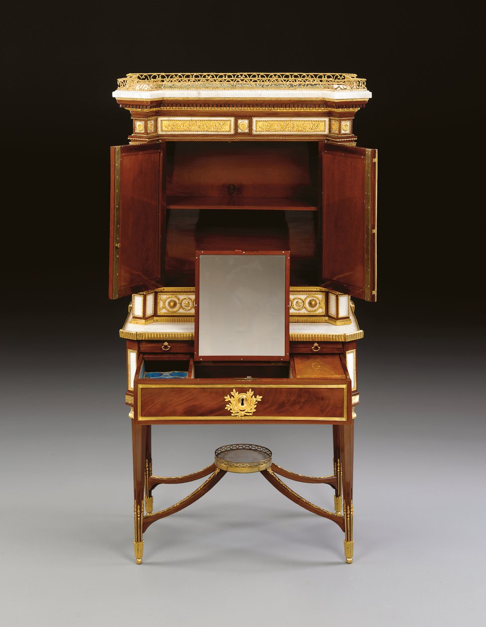 رخام أبيض روسي مثبت على الأورمولو ومن خشب الماهوجني bonheur du jour ، حوالي عام 1790 (Ormolu والرخام والماهوجني) بواسطة المدرسة الروسية