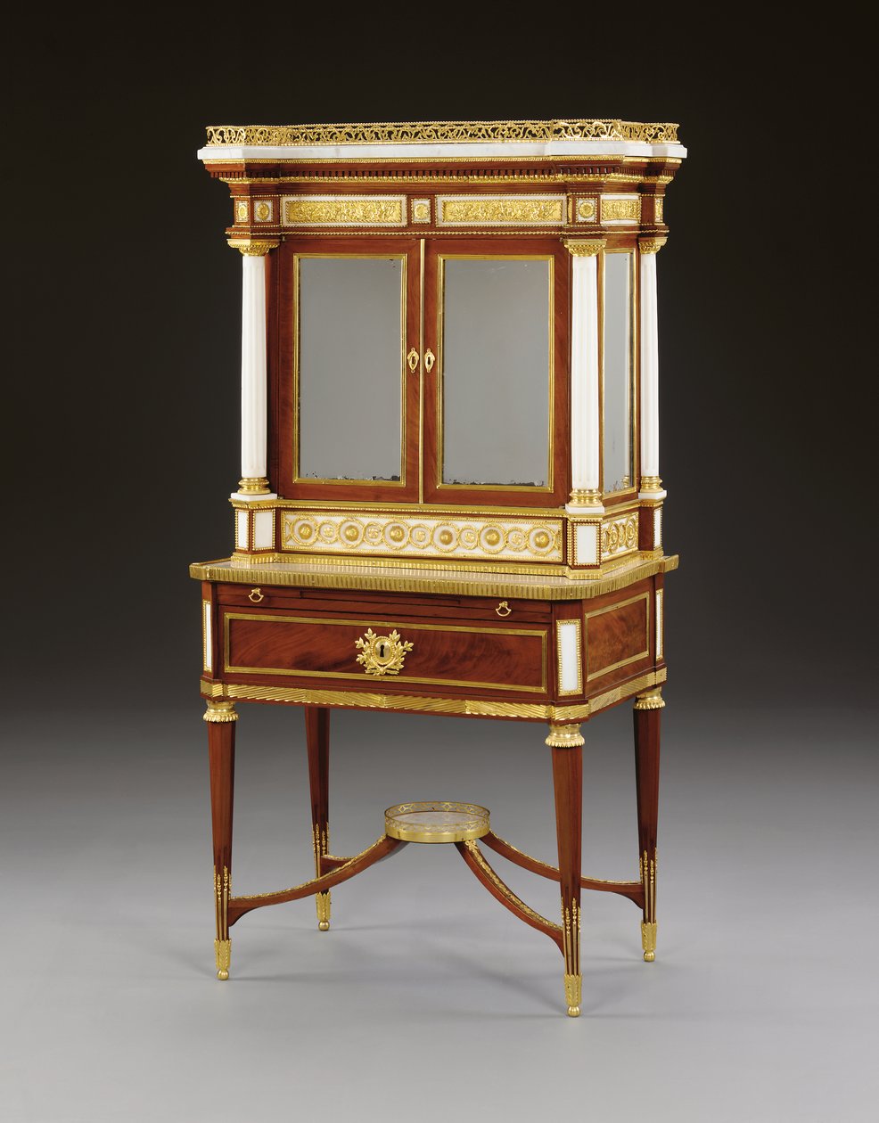رخام أبيض روسي مثبت على Ormolu و Mahogany bonheur du jour ، حوالي عام 1790 (Ormolu والرخام والماهوجني) بواسطة المدرسة الروسية