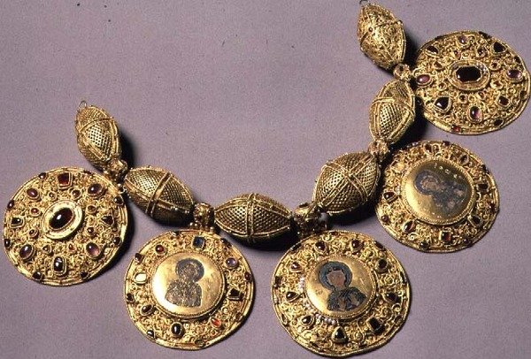 ميداليات من 'Barmy Collar' ، مزينة بتخريمات وحبيبات وزخارف مطلية بالمينا ، ريازان بواسطة المدرسة الروسية
