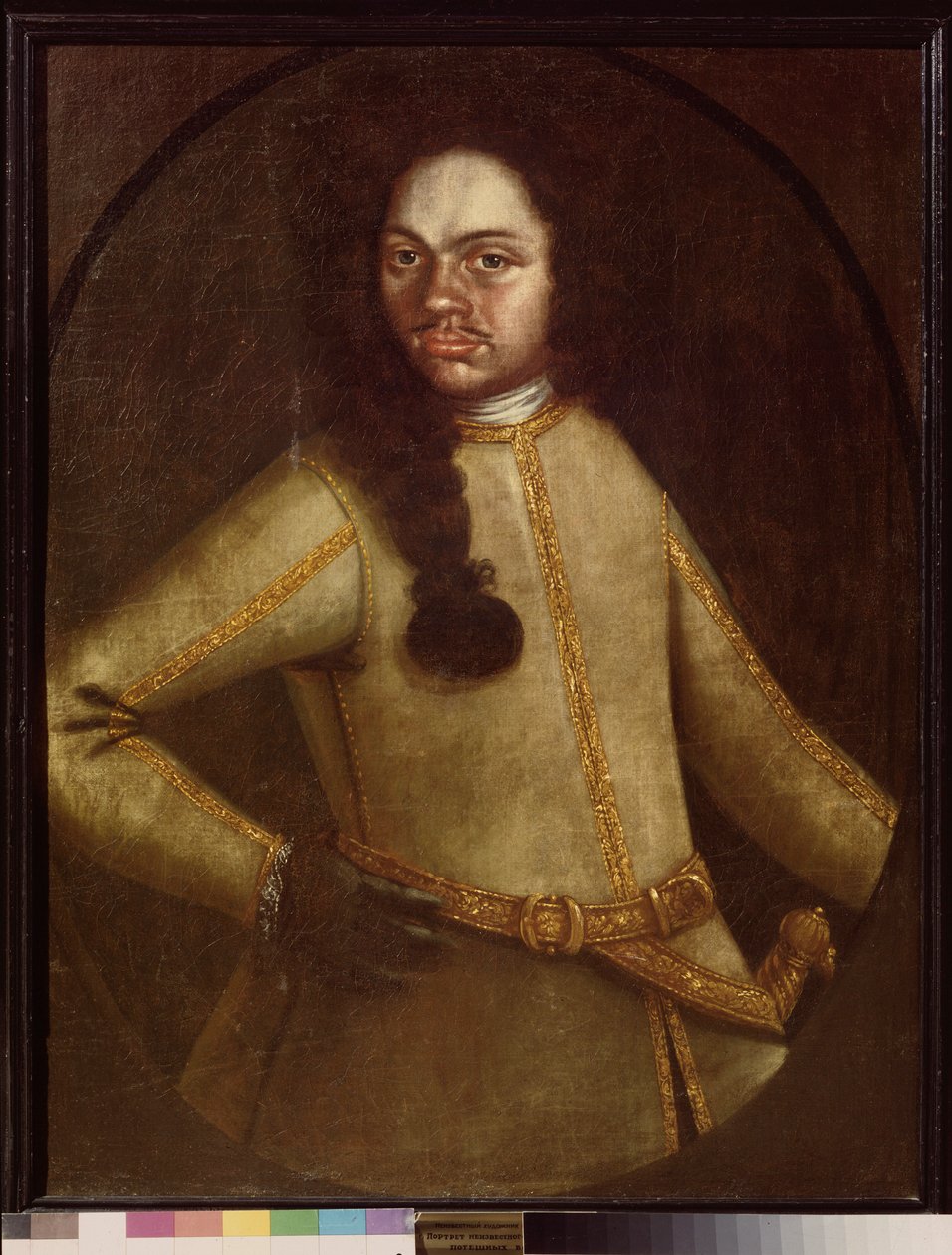 صورة لرجل يرتدي الزي الرسمي لمجندي فوج بيير الأول (1672-1725). لوحة مجهولة ، زيت على قماش ، أوائل القرن الثامن عشر. الفن الروسي. متحف الدولة للسيراميك والعقار الريفي في القرن الثامن عشر. كوسكوفو ، موسكو. بواسطة المدرسة الروسية