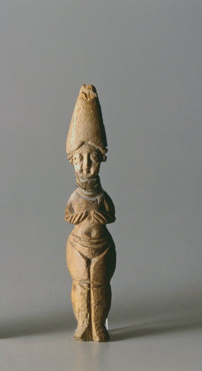 تمثال صغير بقبعة طويلة ، من سوسة ، إيران ، القرنين الرابع والسادس الميلادي (عظم) بواسطة المدرسة الساسانية