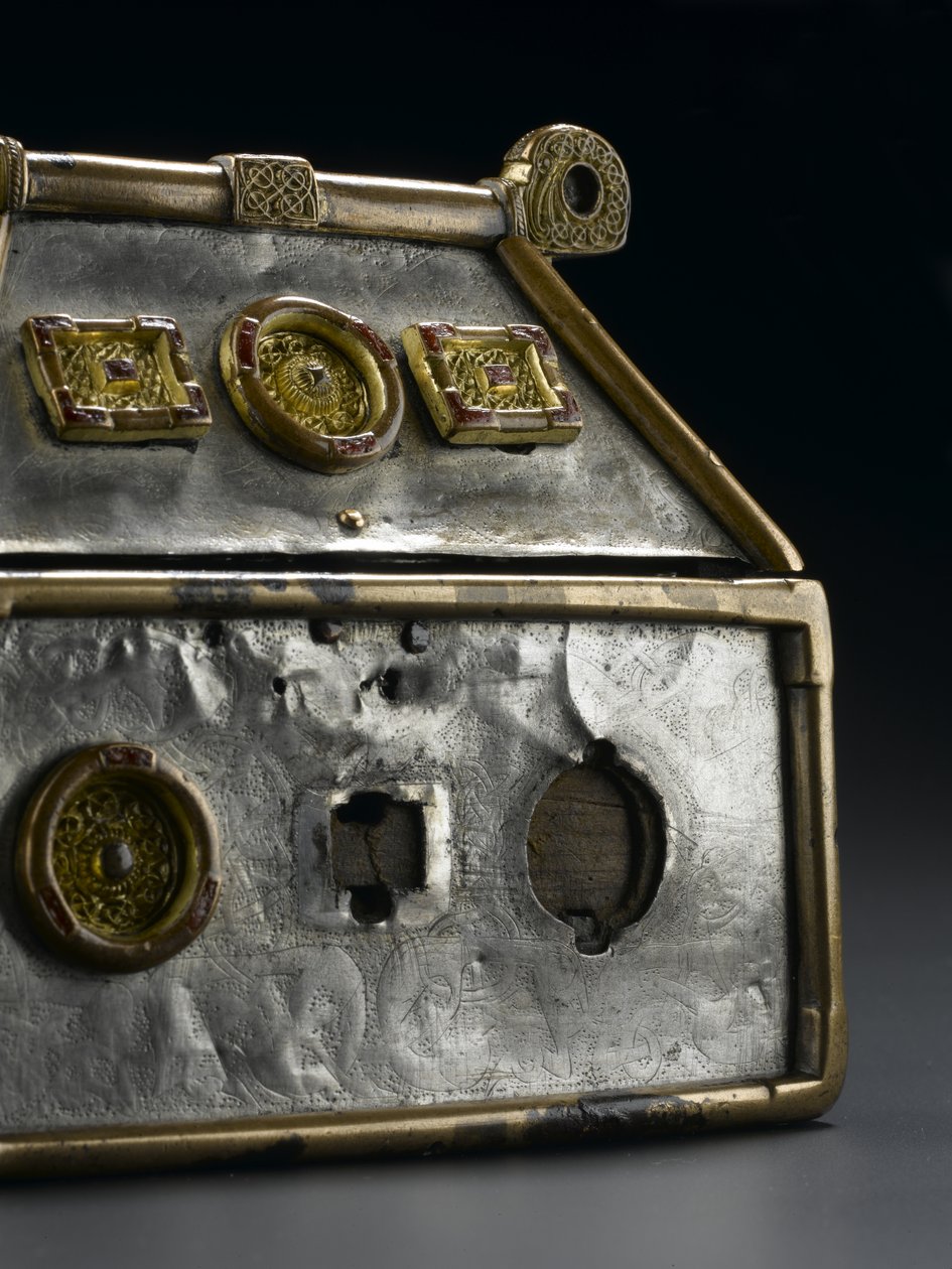 مبنى Monymusk Reliquary ، القرن الثامن الميلادي (البرونز والفضة والخشب وسبائك النحاس والزجاج والمينا) بواسطة المدرسة الاسكتلندية