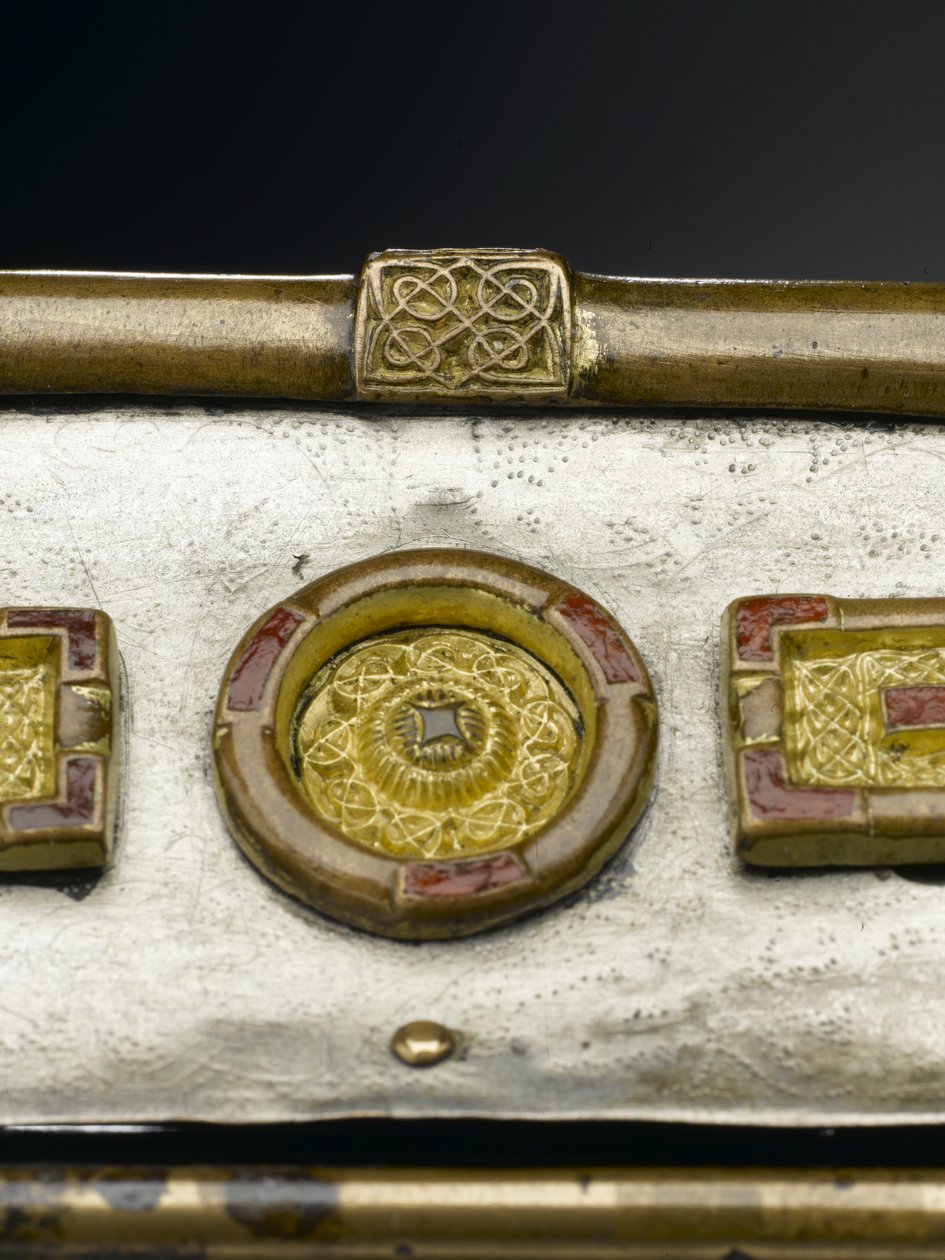 مبنى Monymusk Reliquary ، القرن الثامن الميلادي (البرونز والفضة والخشب وسبائك النحاس والزجاج والمينا) بواسطة المدرسة الاسكتلندية