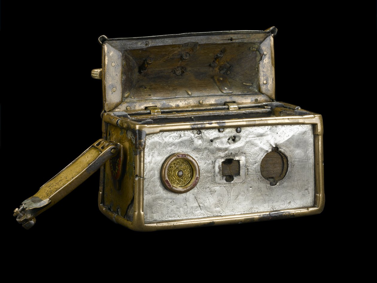 مبنى Monymusk Reliquary ، القرن الثامن الميلادي (البرونز والفضة والخشب وسبائك النحاس والزجاج والمينا) بواسطة المدرسة الاسكتلندية