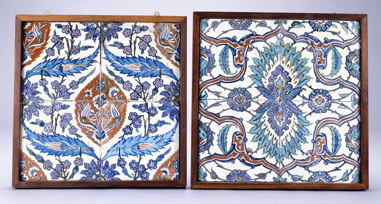 بلاطة إزنيقية مزينة بأزهار البرقوق والزنبق ، صنعت حوالي عام 1570 ، وبلاط إزنيق من القرن السابع عشر بسعيفات منقسمة باللونين الأحمر والأزرق ، حوالي 1570 ؛ القرن السابع عشر (سيراميك) بواسطة المدرسة التركية