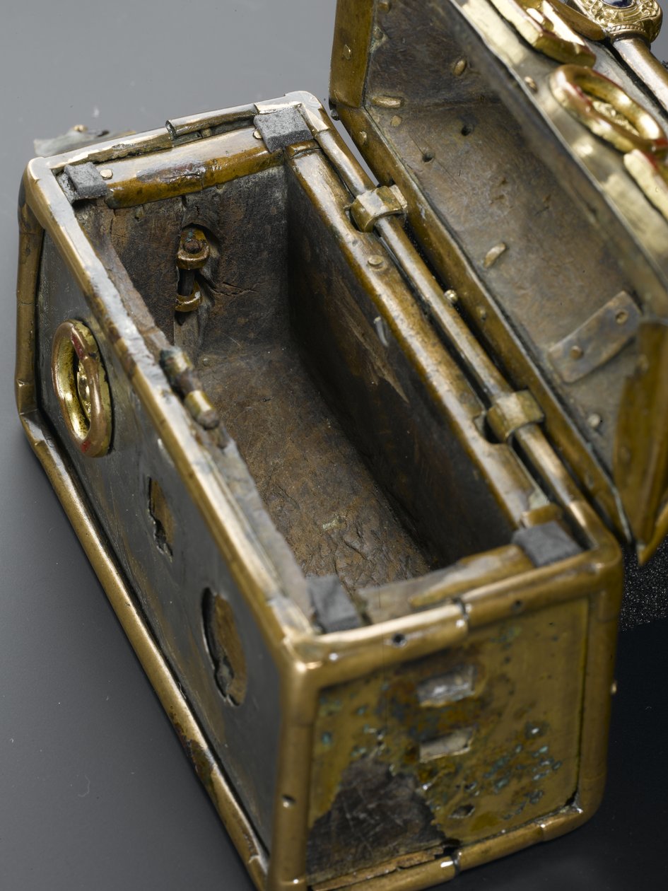 مبنى Monymusk Reliquary ، القرن الثامن الميلادي (البرونز والفضة والخشب وسبائك النحاس والزجاج والمينا) بواسطة المدرسة الاسكتلندية
