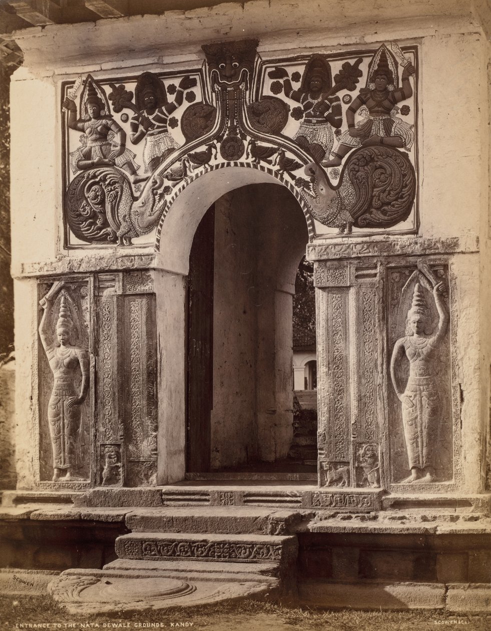مدخل Nata Dewale Grounds ، كاندي ، ج. 1880. بواسطة سكوين وشركاه