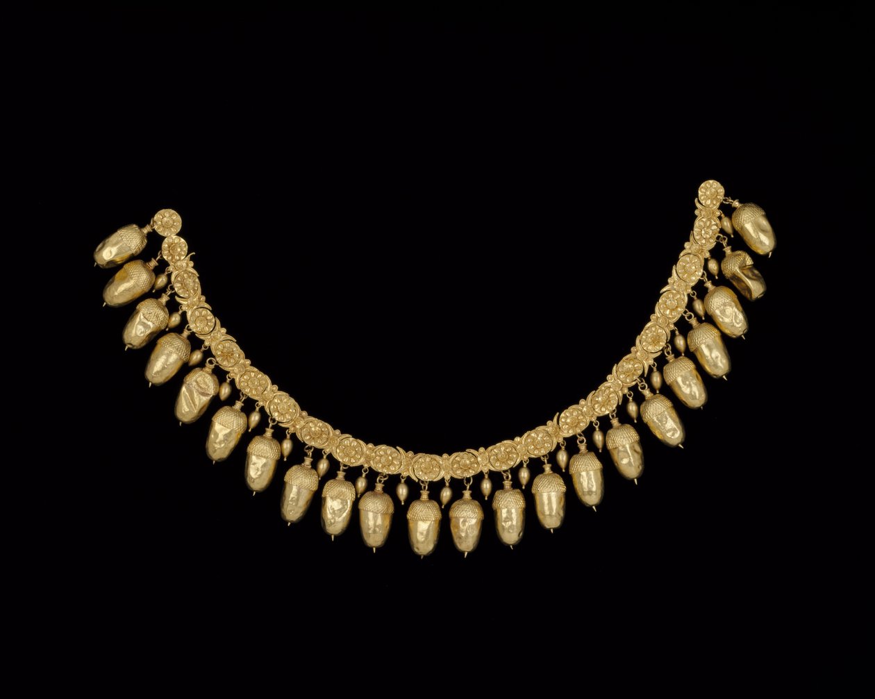 قلادة الجوزة ، من Grave IV في Nymphaeum في شبه جزيرة القرم ، القرن الخامس قبل الميلاد (الذهب) بواسطة السيثيان