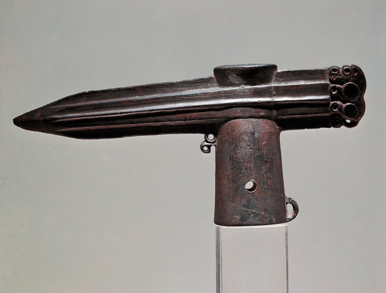 Art Scythian (حضارة محشوش أو سكيثيا): فأس برونزي من منطقة كراسنويارك (سيبيريا وألتاي). القرن السابع - الثاني قبل الميلاد. سانت بطرسبرغ ، متحف الارميتاج بواسطة السيثيان