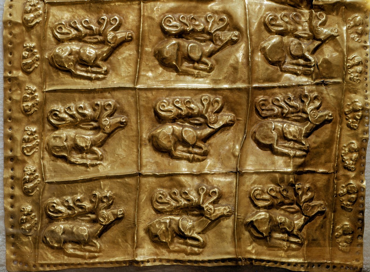Art Scythian (حضارة السكيثية أو السكيثيا): غطاء من جعبة ذهبية تزين الحيوانات (الغزلان). من Tumulus n ° 4 في Kelermes ، منطقة كراسنودار ، كوبان ، روسيا ، القرن السابع قبل الميلاد بواسطة السيثيان