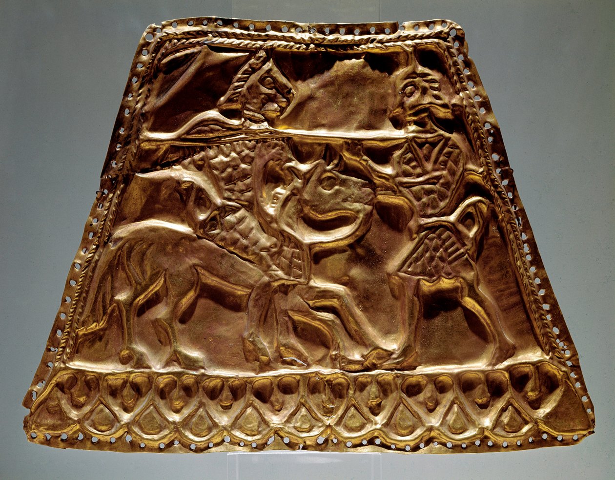 Golden sheet showing an horseman attacking a warrior with a spear (Scythian art, 5th-3rd century BC) بواسطة السيثيان
