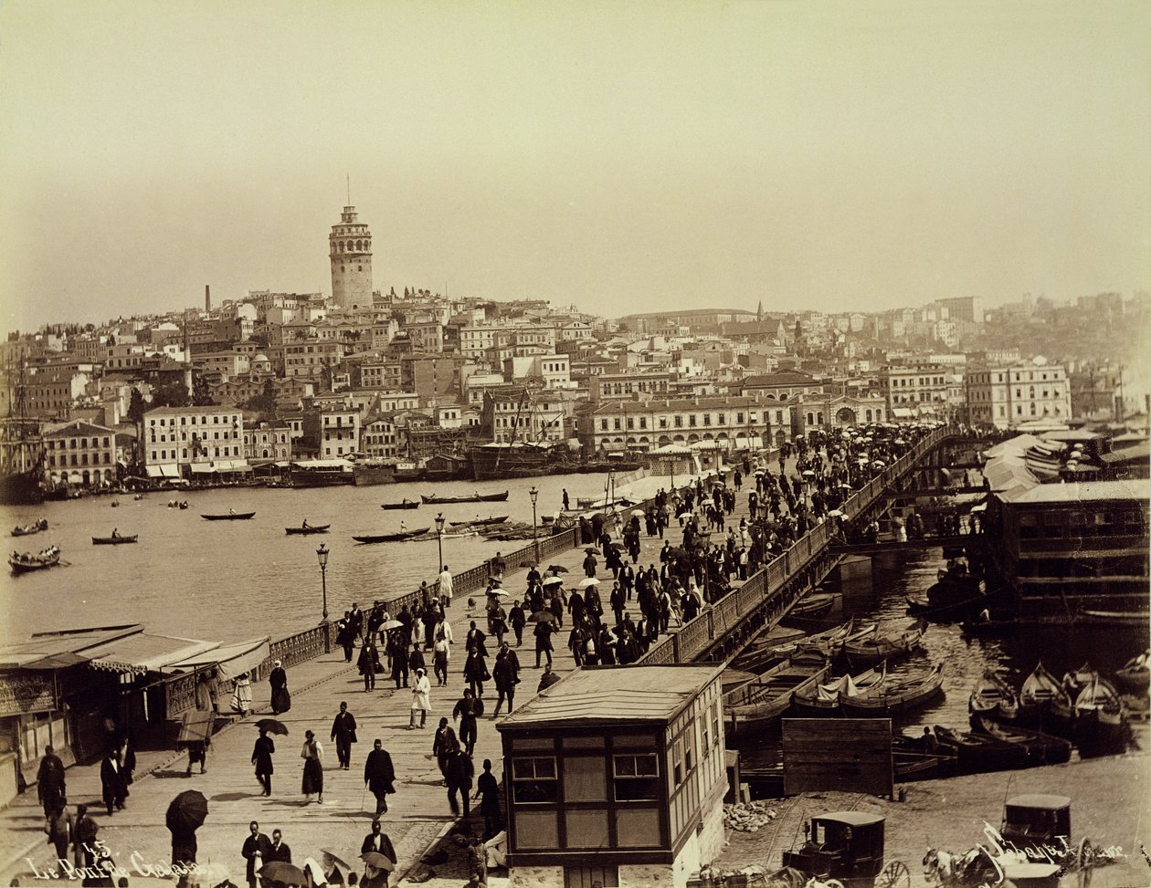 جسر جالاتا فوق القرن الذهبي ، اسطنبول ، حوالي عام 1890 (صورة بالأبيض والأسود) بواسطة سباه وجويلييه