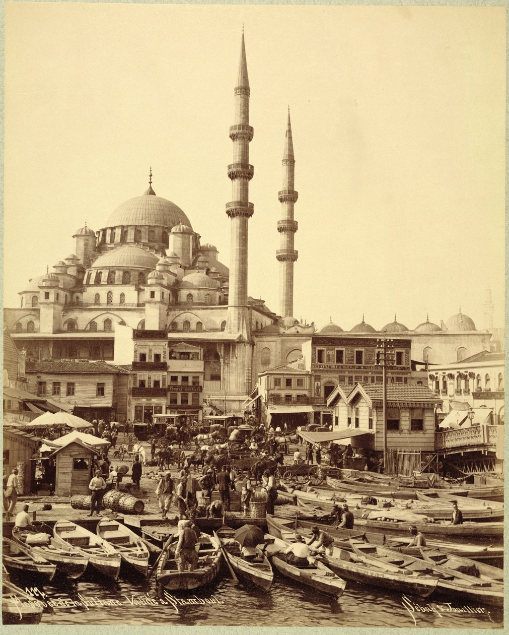 مسجد سانتا صوفيا وقوارب الصيد على شاطئ البوسفور ، اسطنبول ، حوالي 1890 (صورة بالأبيض والأسود) بواسطة سباه وجويلييه