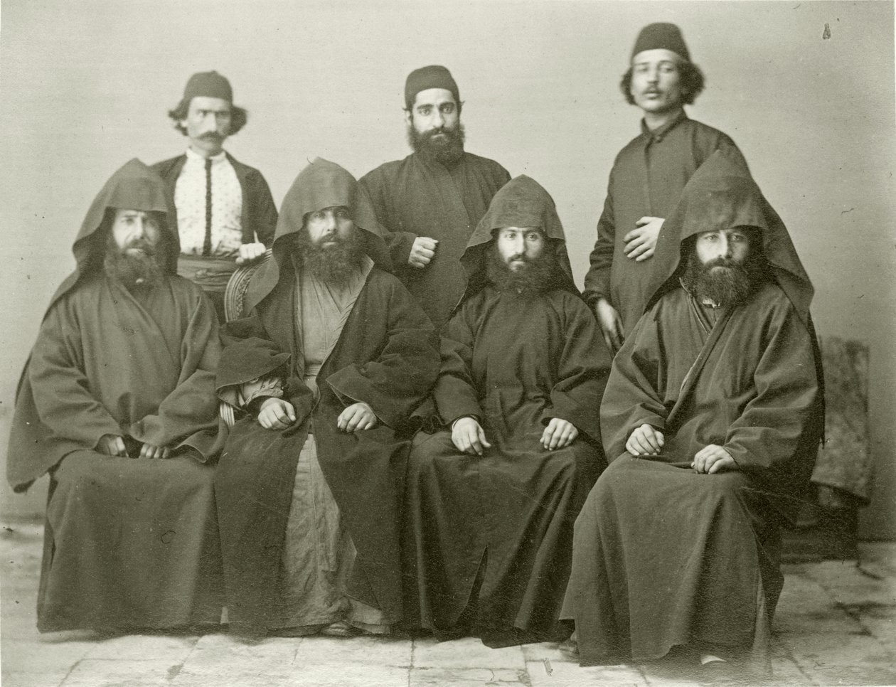 مجموعة من 4 كهنة أرمن و 3 آخرين في ساحة فندق البحر الأبيض المتوسط ، القدس ، 1867 بواسطة الرقيب هنري فيليبس