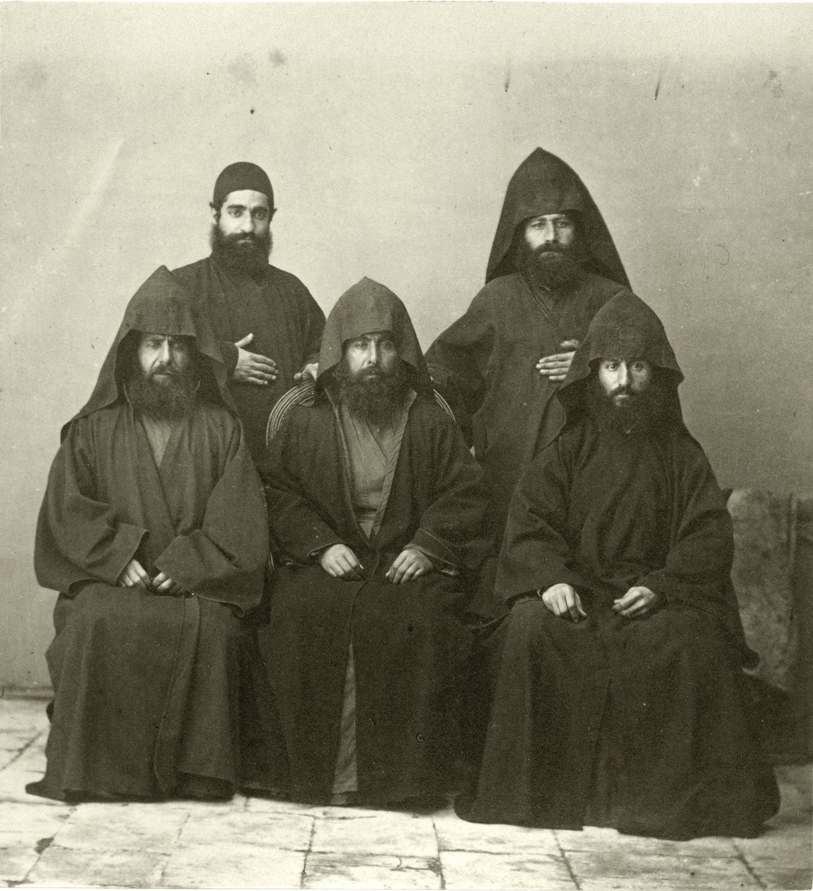 مجموعة من 5 كهنة أرمن في باحة فندق البحر الأبيض المتوسط ، القدس ، 1867 بواسطة الرقيب هنري فيليبس