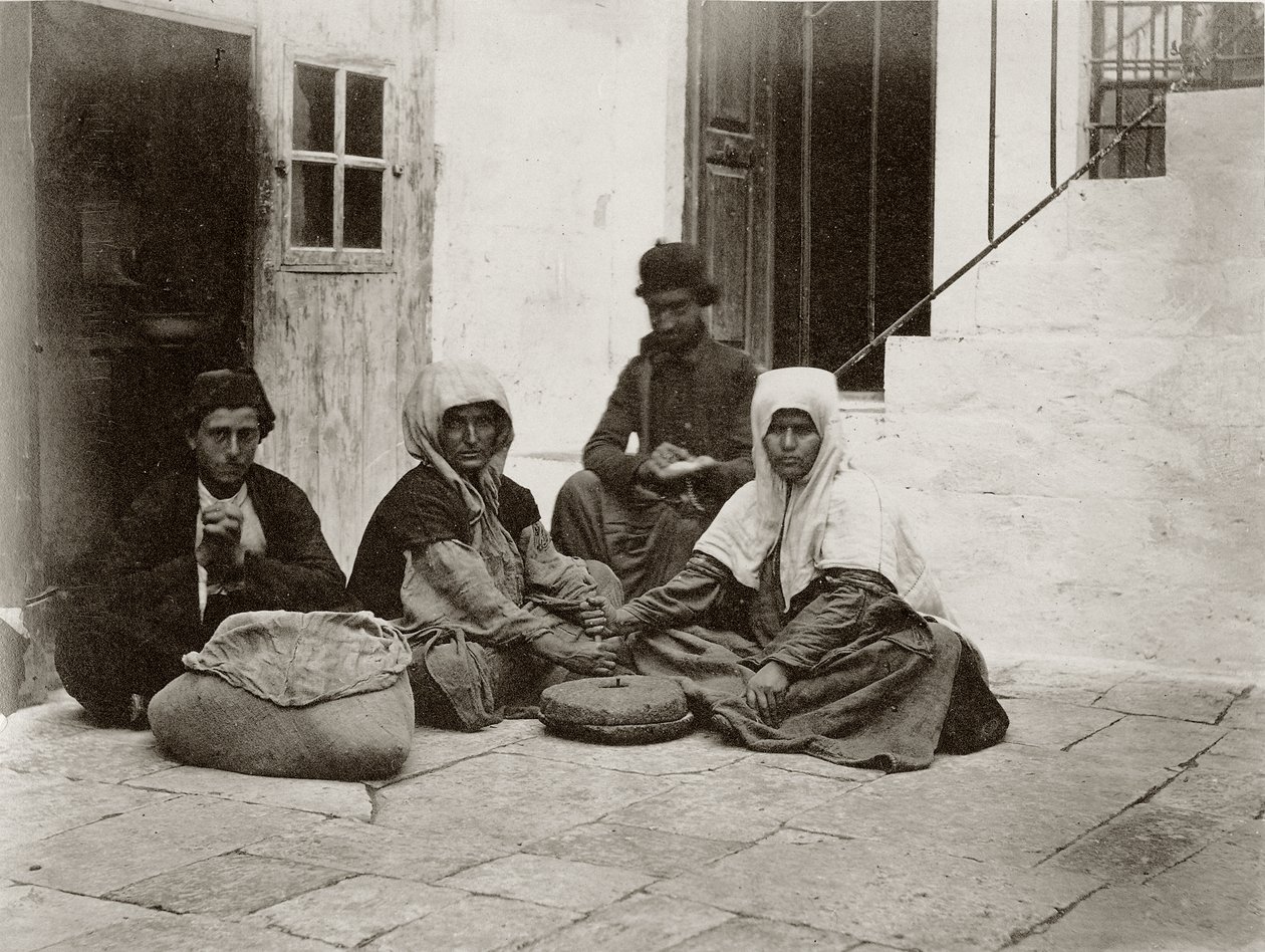 امرأة تطحن الدقيق بأحجار طاحونة مستديرة داخل فناء منزل في القدس ، 1867 بواسطة الرقيب هنري فيليبس