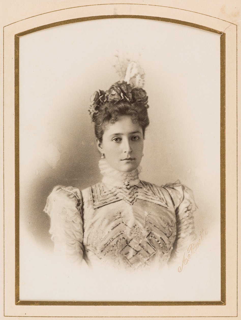 إليزابيث فيودوروفنا دي روسي (إليزابيث دي هيس دارمشتات) (1864-1918) - أميرة هيسن من نهر الراين ، الدوقة الكبرى إليزابيث فيودوروفنا من روسيا ، بقلم ليفيتسكي ، سيرجي لفوفيتش (1819-1898). صور الألبومين. مجموعة خاصة بواسطة سيرجي لفوفيتش ليفيتسكي