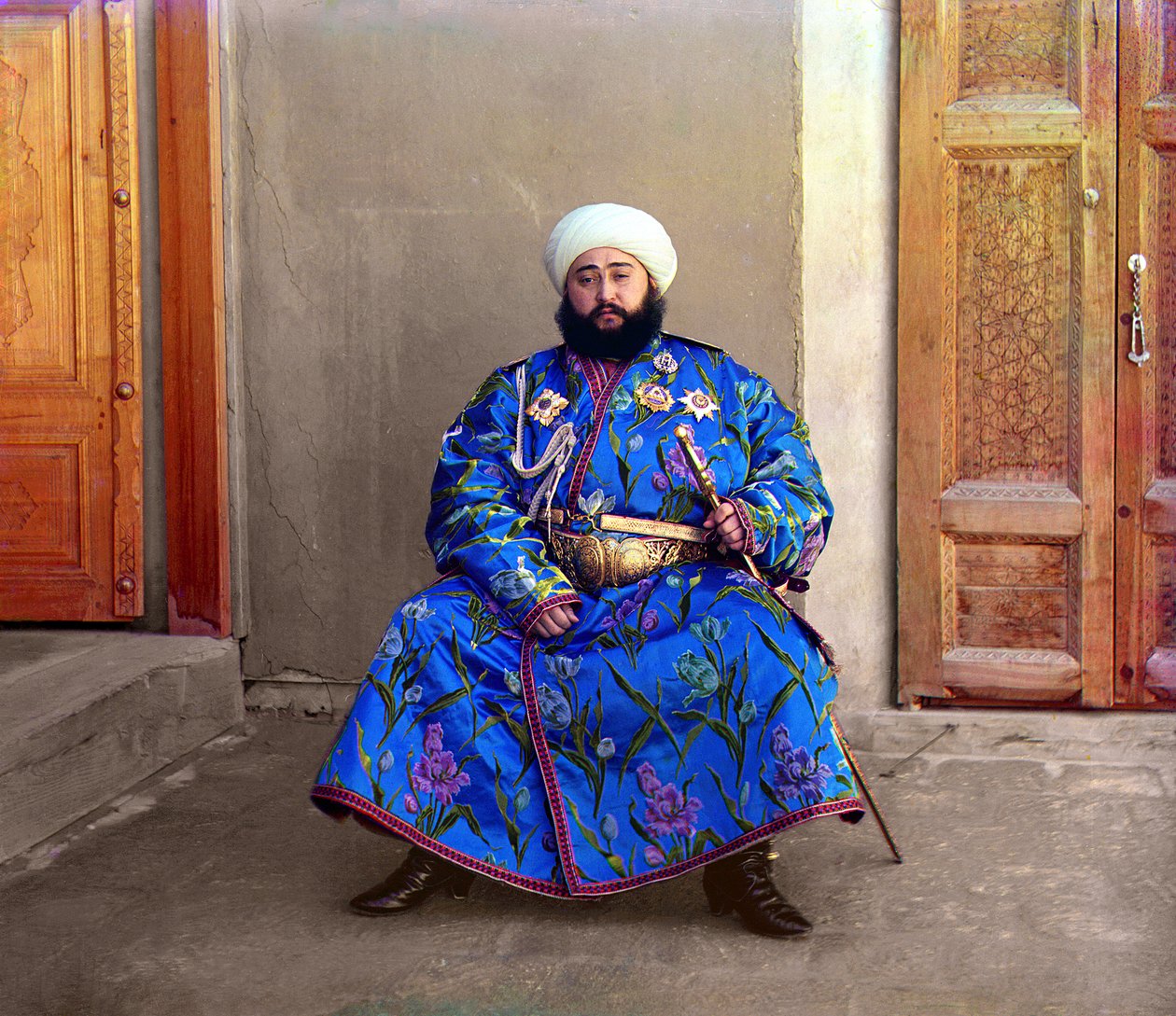 عالم خان ، أمير بخارى ، جالسًا يحمل سيفًا ، بخارى ، الإمبراطورية الروسية ، بين عامي 1905 و 1915 بواسطة سيرجي بروكودين غورسكي