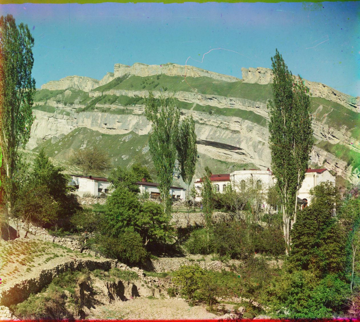 قرية نيجني جونيب في داغستان ، 1905-1915 بواسطة سيرجي بروكودين غورسكي