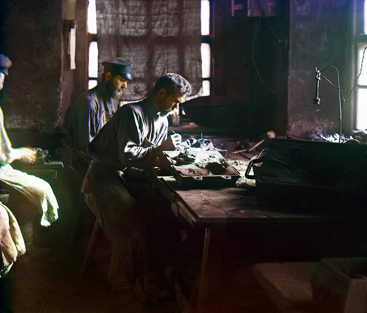 عمال يقومون بصياغة صب فني في Kasli Iron Works ، جبال الأورال ، الإمبراطورية الروسية ، 1910 بواسطة سيرجي بروكودين غورسكي