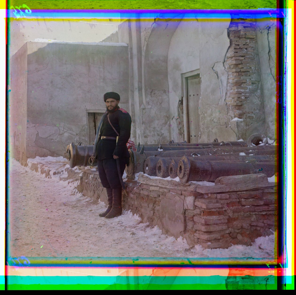 جندي روسي يقف حارساً في قصر بجوار مدافع قديمة في بخارى ، 1915 بواسطة سيرجي بروكودين غورسكي