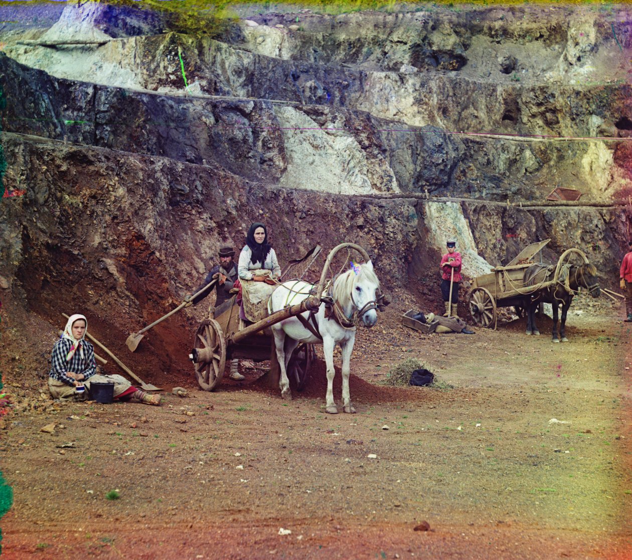 عائلة ، مع مجارف وعربات تجرها الخيول ، تعمل في مناجم الحديد في تلال باكالي ، 1905-1915 بواسطة سيرجي بروكودين غورسكي