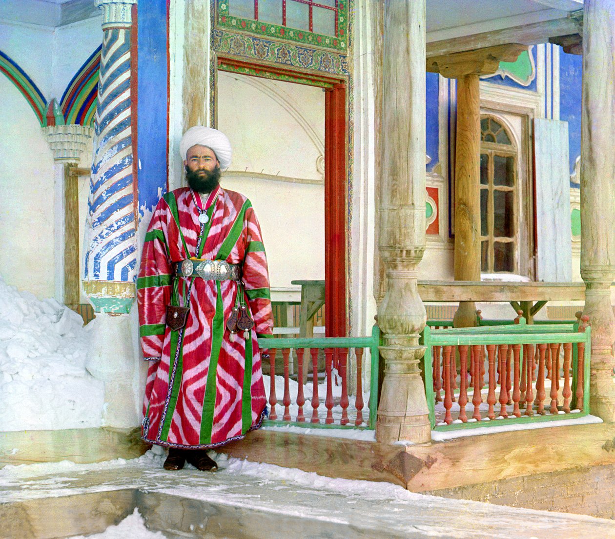 بيروقراطية بخارى أمام مبنى ، الإمبراطورية الروسية ، بين 1905-1915 بواسطة سيرجي بروكودين غورسكي