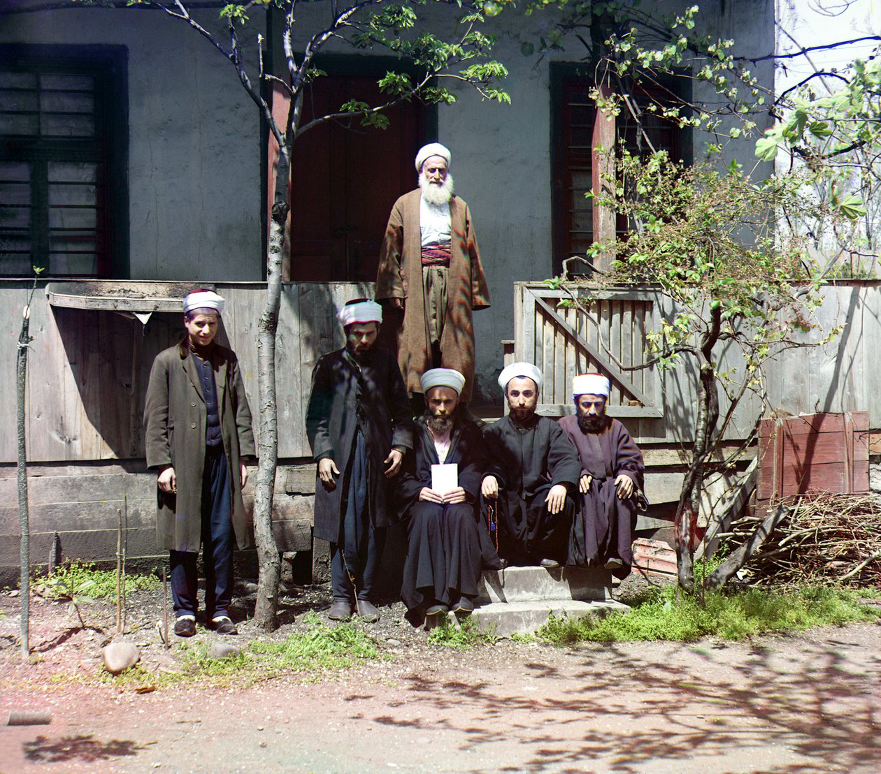 ستة رجال أمام منزل ، منطقة القوقاز والبحر الأسود ، الإمبراطورية الروسية ، بين عامي 1905 و 1915 بواسطة سيرجي بروكودين غورسكي
