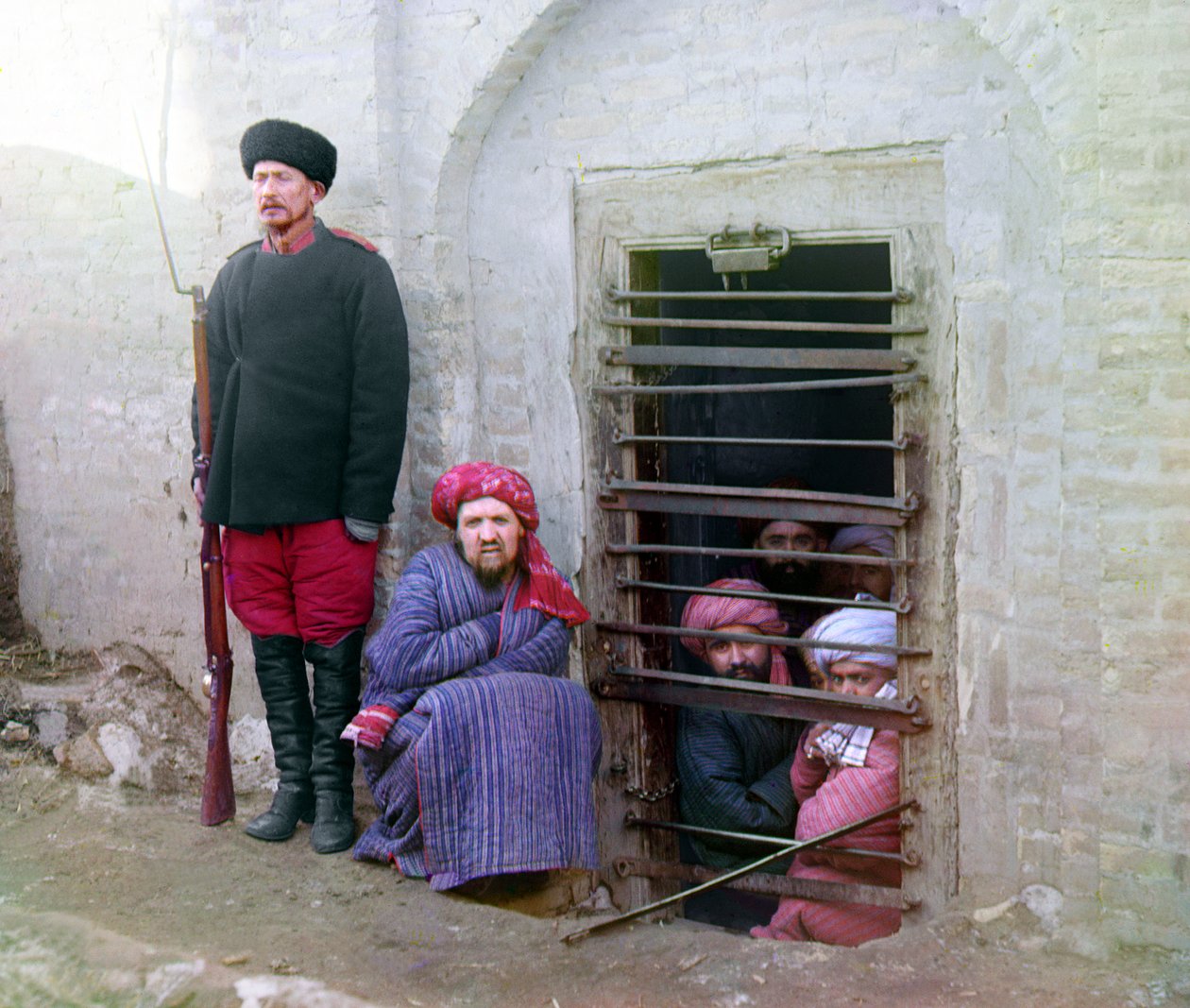 سجن زندان مع سجناء وحارس ببندقية روسية وزي وحذاء ، آسيا الوسطى ، الإمبراطورية الروسية ، بين عامي 1905 و 1915 بواسطة سيرجي بروكودين غورسكي