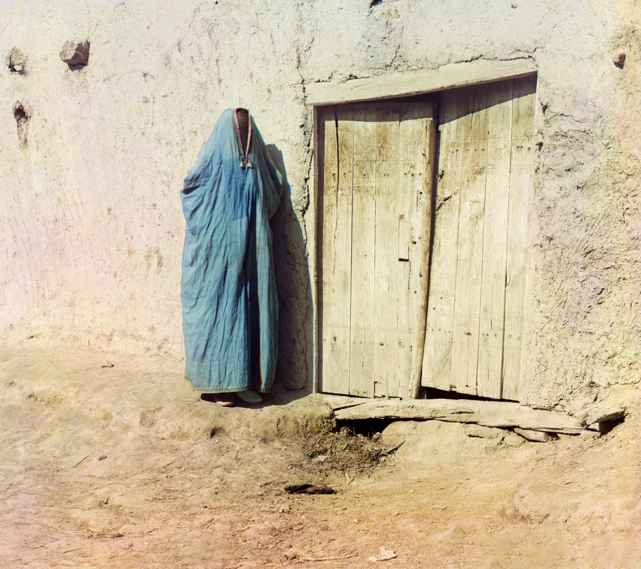 امرأة أوزبكية أو طاجيكية ترتدي البرقع ، حوالي عام 1910 (صورة ملونة) بواسطة سيرجي بروكودين غورسكي