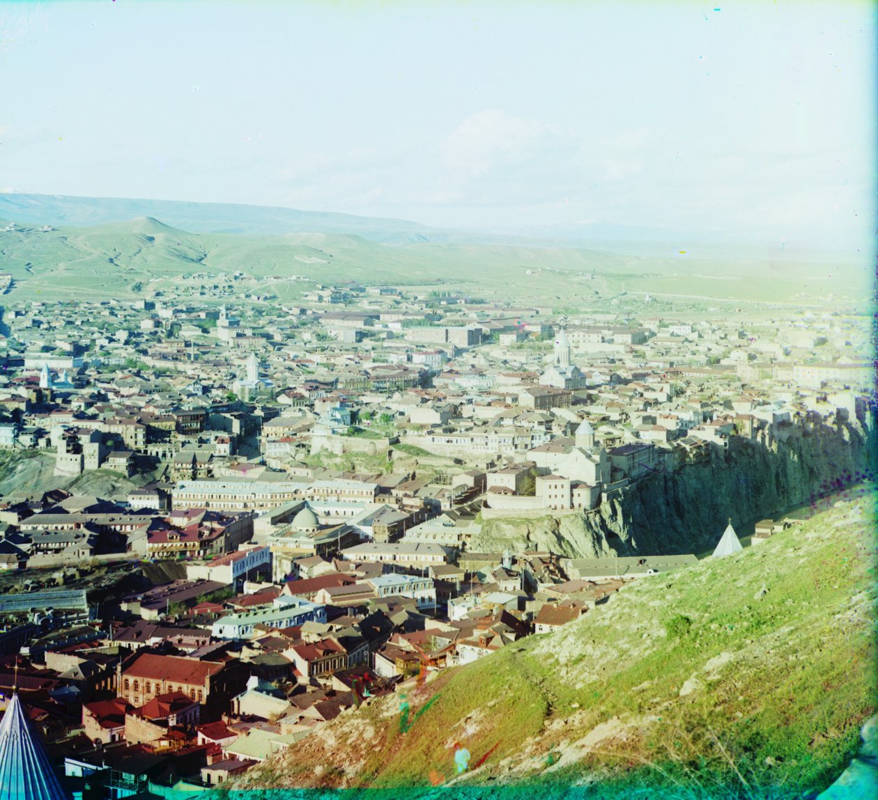 منظر تيفليس (تبليسي الآن) من أراضي كنيسة سانت ديفيد ، 1905-1915 بواسطة سيرجي بروكودين غورسكي