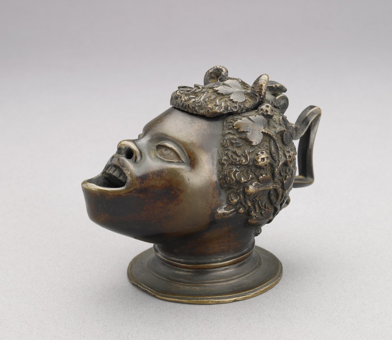مصباح أو محبرة على شكل رأس صبي أفريقي ؛ غطاء مفصلي ومقبض زاوي ، ج. 1510-30 برونزية بواسطة سيفيرو دا رافينا