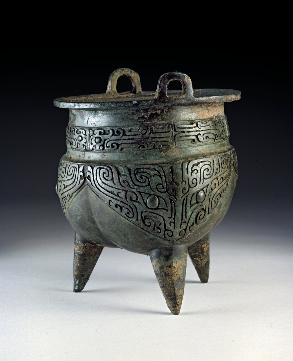 سفينة Li ، تحمل تصميم taotie ، فترة Erligang ، عهد أسرة Shang ، حوالي 1500-1050 قبل الميلاد (برونزية) بواسطة اسرة شانغ الصينية