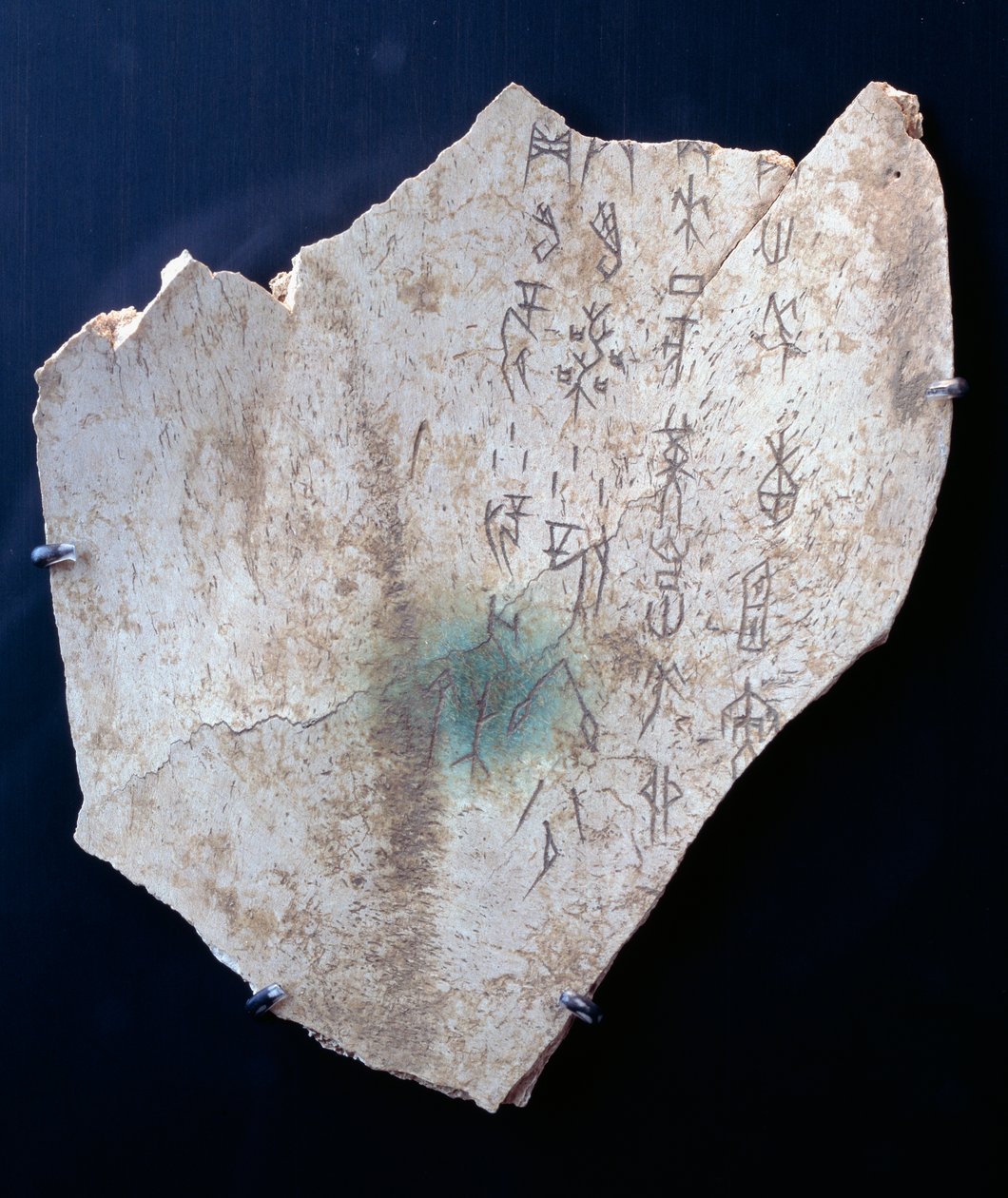 Pictogram on an ox scapula with a ritual to ward off danger (bone) بواسطة اسرة شانغ الصينية