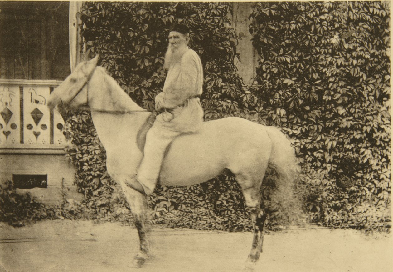 المؤلف الروسي ليو تولستوي على ظهور الخيل ، موسكو ، روسيا ، 1890 بواسطة صوفيا أندرييفنا تولستايا
