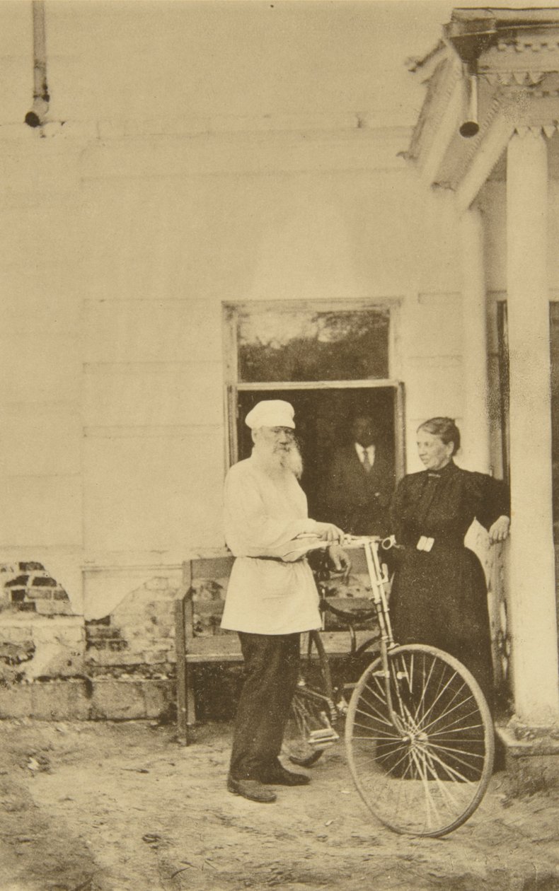 الكاتب الروسي ليو تولستوي مع دراجة ، روسيا ، 1890 بواسطة صوفيا أندرييفنا تولستايا