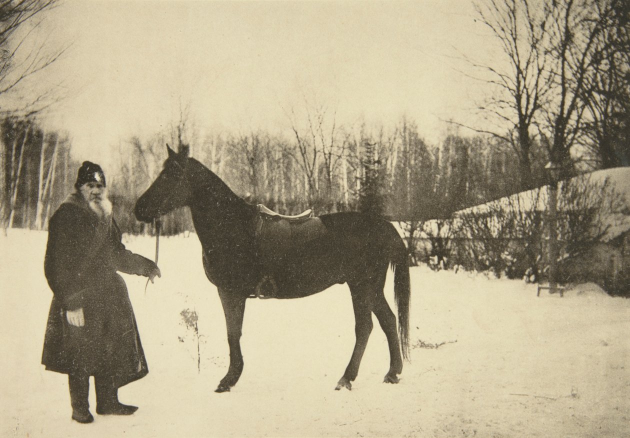 المؤلف الروسي ليو تولستوي مع حصان ، ياسنايا بوليانا ، بالقرب من تولا ، روسيا ، 1905. بواسطة صوفيا أندرييفنا تولستايا