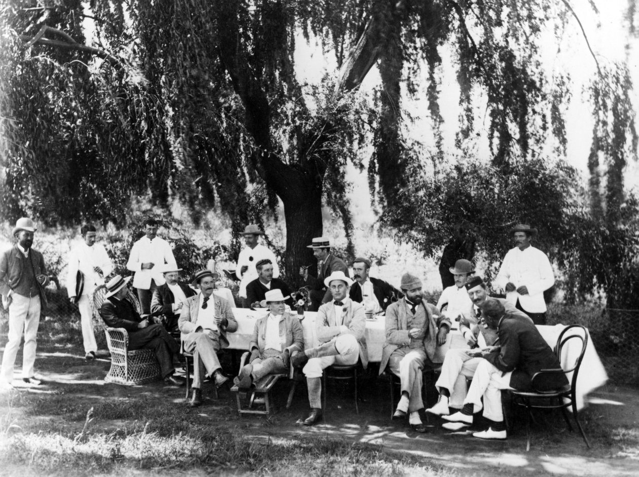 لاعبو الكريكيت الإنجليز في الإفطار ، Willow Grove ، جوهانسبرغ ، c.1895 بواسطة مصور جنوب أفريقي