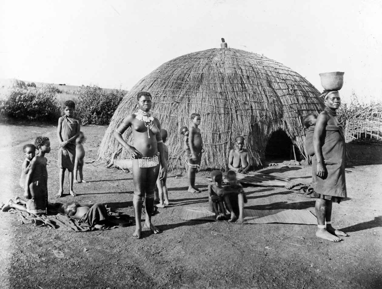 صنع الحصير في Zululand ، c.1895 بواسطة مصور جنوب أفريقي