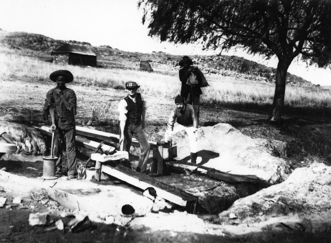 Panning Out at Johannesburg، c.1900 بواسطة مصور جنوب أفريقي