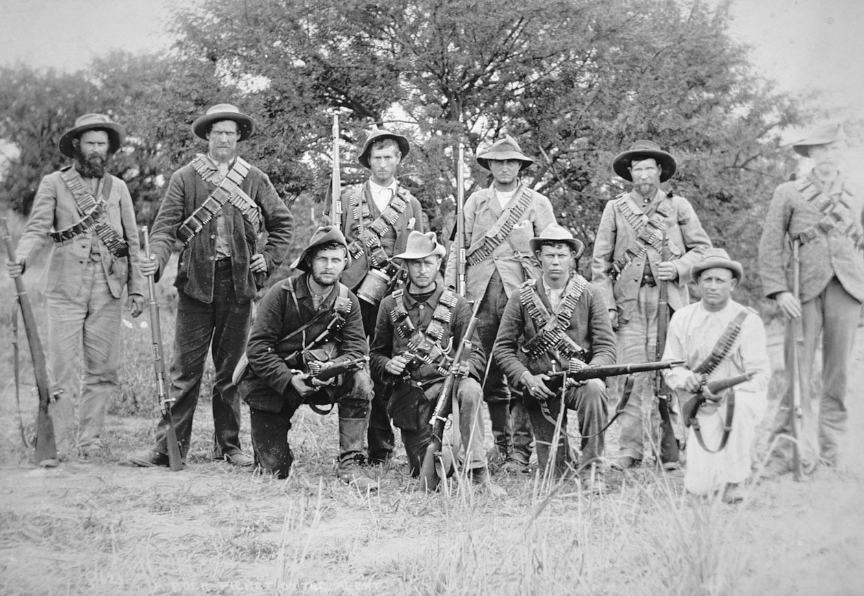 Boer commandos armed with the German Mauser rifle Model 1895 (b/w photo) بواسطة مصور جنوب أفريقي