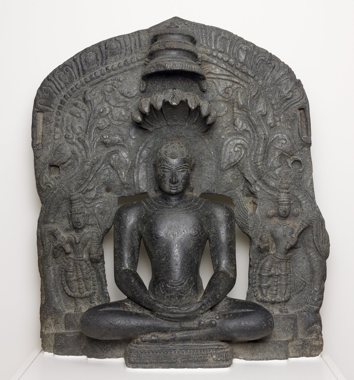 Jaina Tirthankara Parshvanatha مع Serpent Hood جالسًا في التأمل (Dhyanamudra) ، من كارناتاكا ، الهند (كلوريت) بواسطة مدرسة جنوب الهند